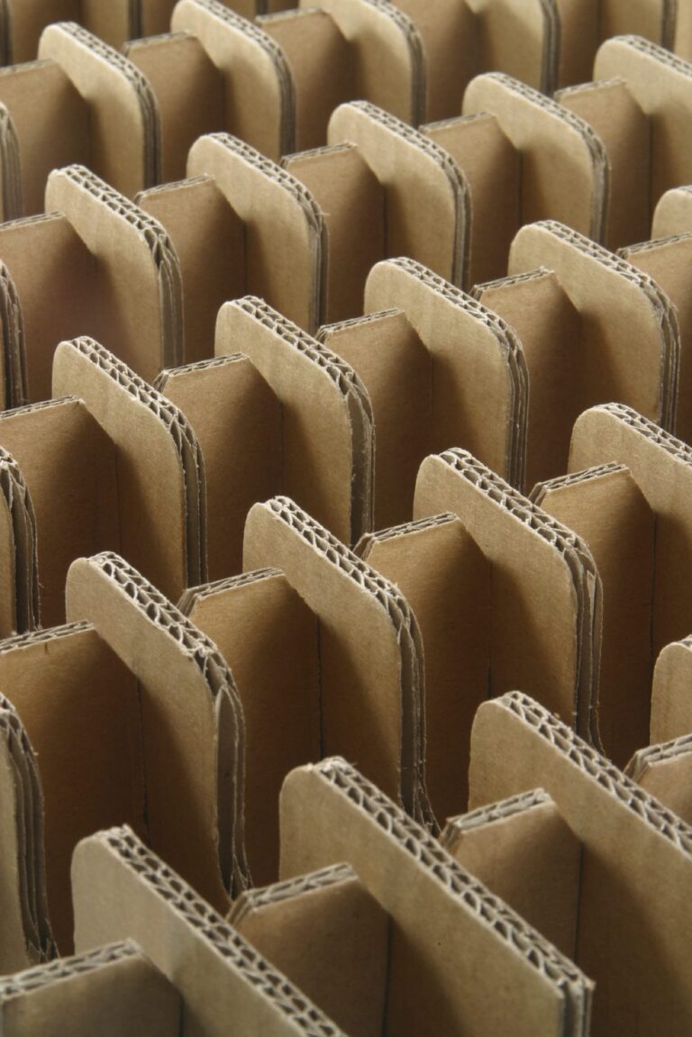 Corrugated cardboard packaging structure