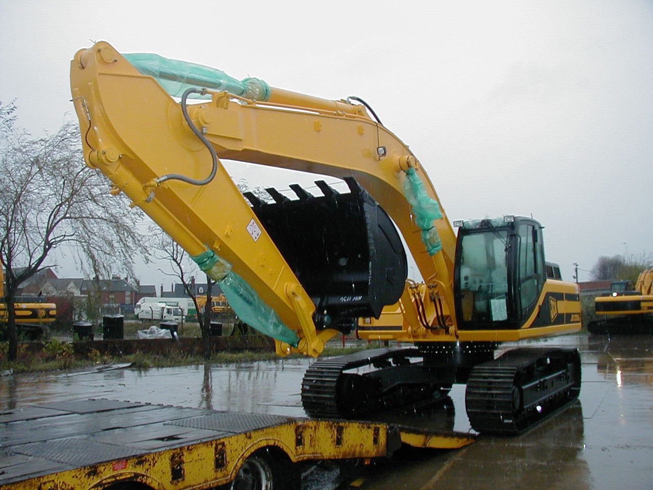 Excavator hydraulic rams protected with VCI sleeves